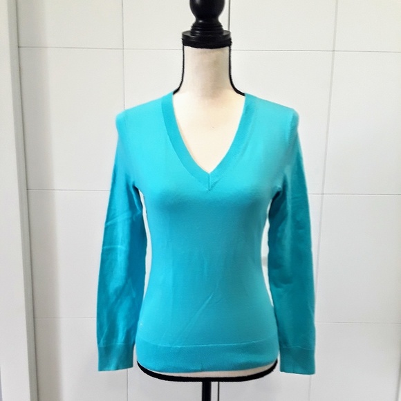 Lilly Pulitzer Sweaters - Lilly Pulitzer sky blue v neck sweater